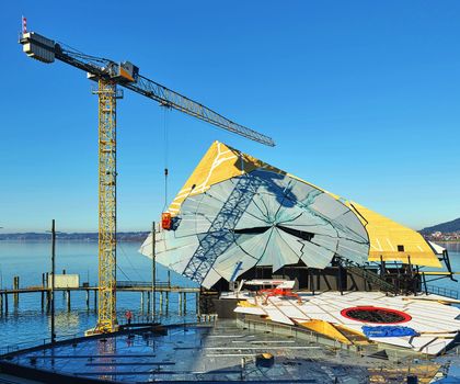 Liebherr 150 EC-B Flat-Top-Kran baut Bühnenbild für „La traviata" auf