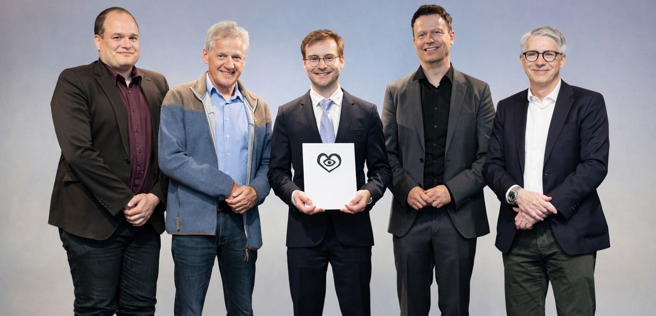 Dr. Antonius Büscher für Arbeit zum Einsatz eines KI-Modells zur Risikoeinschätzung bei Verdacht auf Herzinfarkt ausgezeichnet Matthias Bescherer, Sana Kliniken AG; Prof. Armin Welz, DSHF, Dr. Antonius Büscher Universitätsklinikum Münster, Prof. Dr. Benjamin Meder, Sprecher Sektion eCardiology, DGK, Prof. Dr. Thorsten Dill, Sana Krankenhaus Benrath