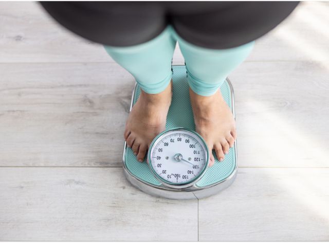 Welcher Mechanismus löst Diabetes bei Übergewicht aus Patient mit Adipositas auf einer Waage