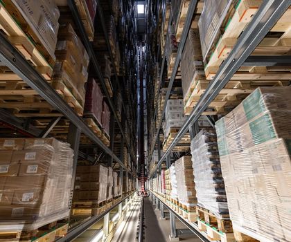 Lager- & Kommissioniertechnik: Lebensmittelgroßhändler beschleunigt interne Logistik