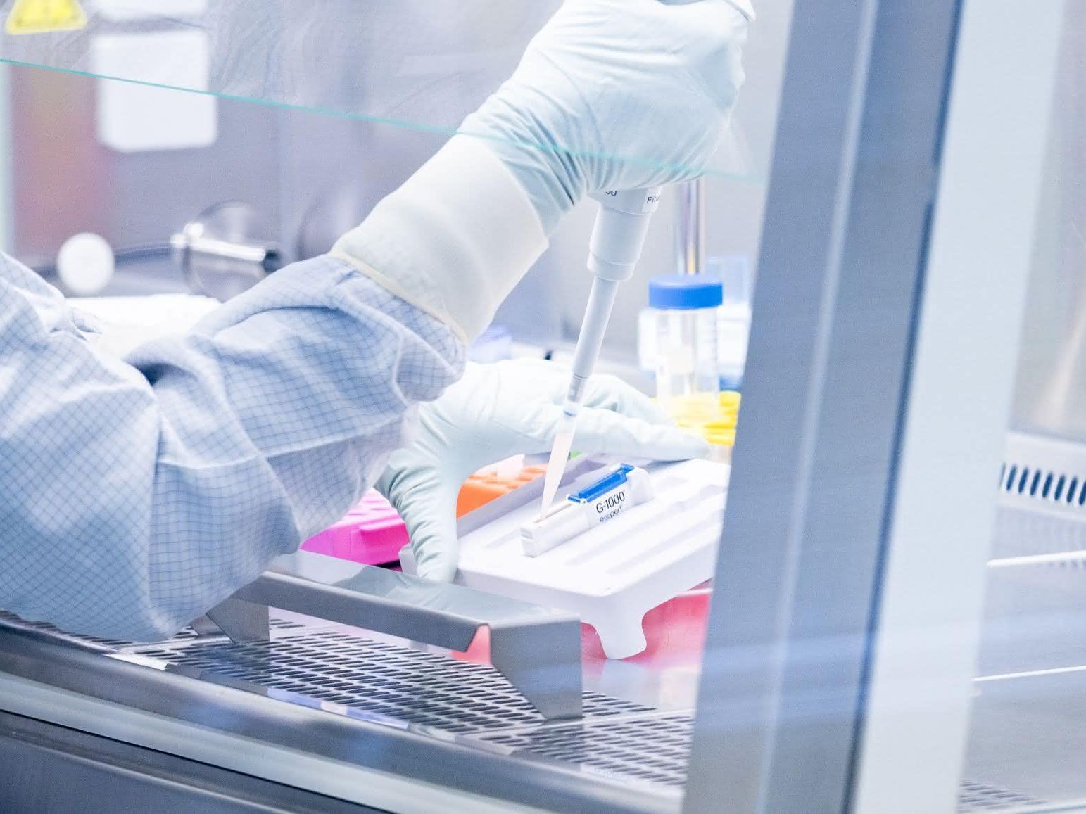 Effizienterer Herstellungsprozess von CAR-T-Zellen für Therapien gegen solide Tumore Die Immunzellen des Patienten und das genetische Material für den ROR-1-Rezeptor werden in einer Küvette zusammengeführt. Durch das Anlegen elektrischer Impulse gelangt die Erbinformation in das Genom der Zelle.