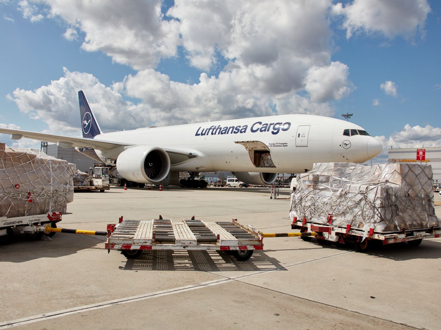 Lufthansa Cargo-Jet am Boden