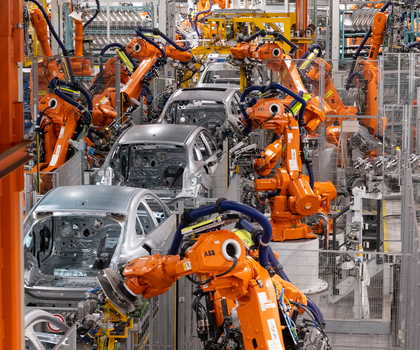 Roboter von ABB arbeiten an der Karosserie von verschiedenen Automodellen. Roboter von ABB arbeiten an der Karosserie von verschiedenen Automodellen.