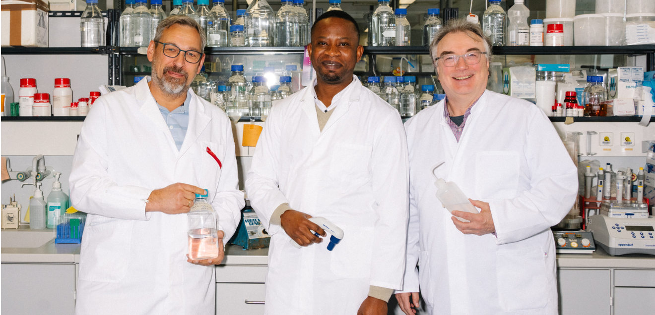 Biochemie: Neuer Qualitätskontrollmechanismus in Hefeperoxisomen entdeckt Dr. Wolfgang Girzalsky, Prof. Dr. Ralf Erdmann und Dr. Ismaila Francis Yusuf (von links) befassen sich mit den zellulären Vorgängen in Hefen.