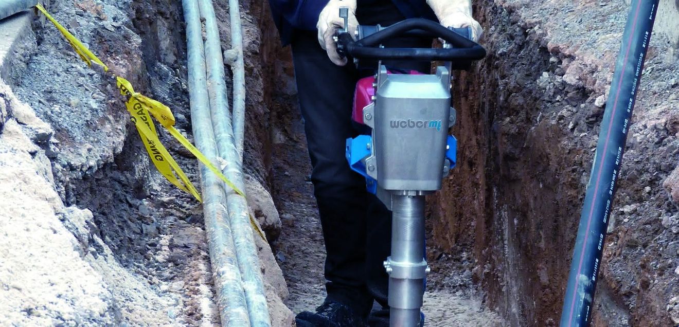 Der Vibrationsstampfer SRV 300-II Ein Arbeiter verwendet den Vibrationsstampfer SRV 300-II in einer Baugrube