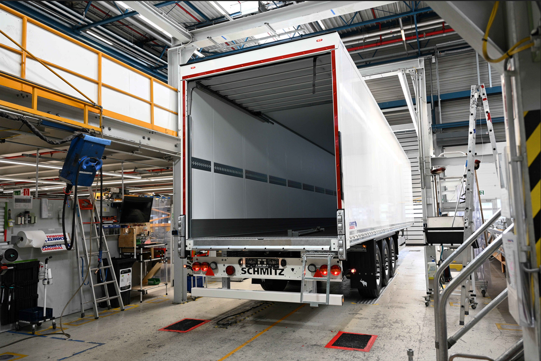 Schmitz Cargobull - Effiziente Transportlösungen im Fokus Einn neuer Transporter von Schmitz Cargobull wartet in einer Produktionshalle auf seine Fertigstellung