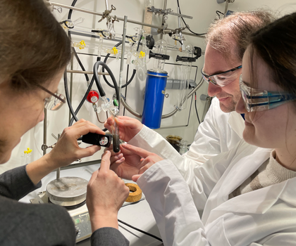 Materialforschung Ring aus fünf Bismut-Atomen hergestellt Professorin Stefanie Dehnen (links) gemeinsam mit Dr. Benjamin Peerless (Mitte) und Dr. Julia Rienmüller (rechts) im Labor
