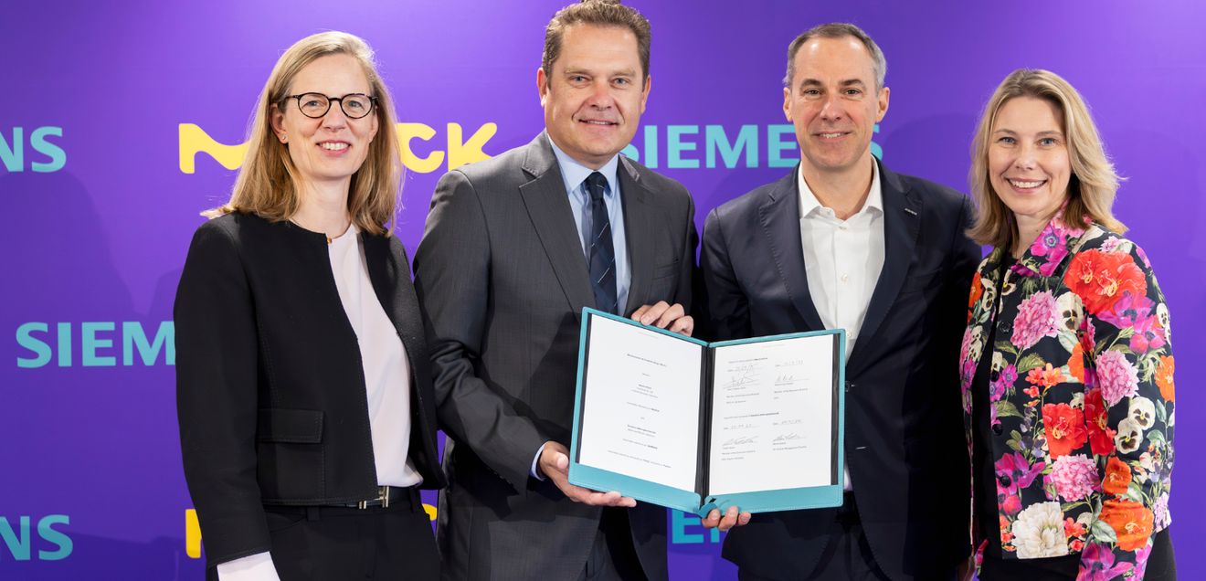 Merck und Siemens vertiefen Partnerschaft für KI-gestützte Wirkstoffentwicklung Repräsentanten von Merck und Siemens präsentieren Memorandum of Understanding (MoU)