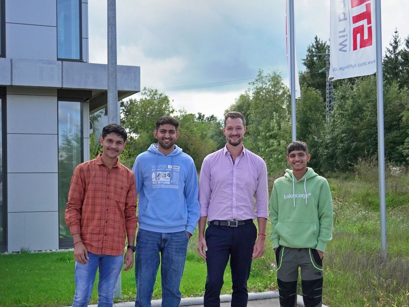 Mit der Ankunft von sechs Azubis aus dem Ausland hat STORZ im vergangenen Herbst ein neues Kapitel in der Firmengeschichte aufgeschlagen: Zum ersten Mal haben junge Männer aus Indien und aus dem Kosovo eine Lehre als Straßenbauer in dem Tuttlinger Verkehrswegebau-Unternehmen begonnen. STORZ begrüßt erstmals Azubis aus dem Ausland: Neue Sprache, neue Kultur und viele neue Gesichter
