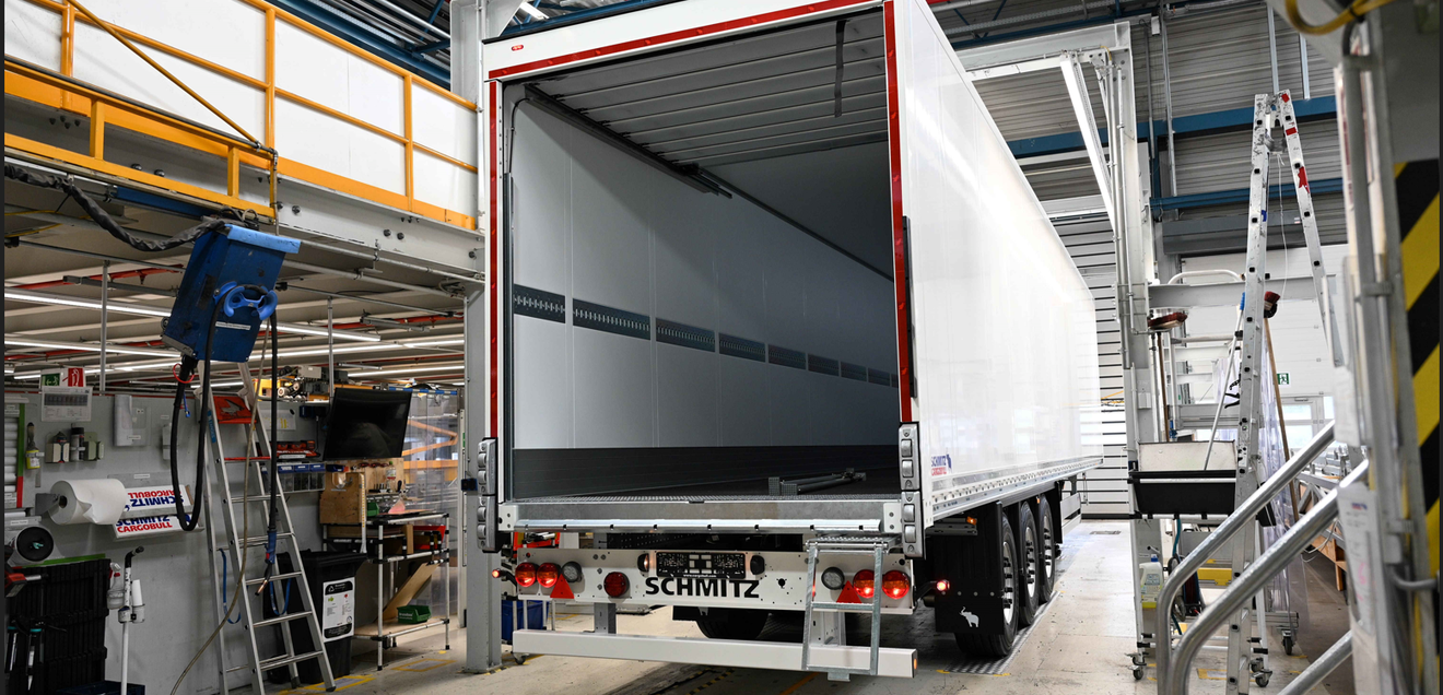 Schmitz Cargobull - Effiziente Transportlösungen im Fokus Einn neuer Transporter von Schmitz Cargobull wartet in einer Produktionshalle auf seine Fertigstellung