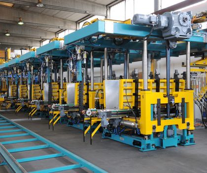KraussMaffei Italiana: Automatisierte PUR-Technik für Kühlgeräte und Baupaneele KraussMaffei Italiana: Automatisierte PUR-Technik für Kühlgeräte und Baupaneele