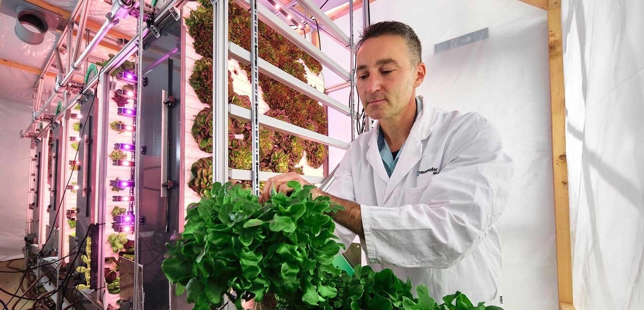 Vertical Farming-System OrbiPlant Das hoch flexible Vertical Farming-System OrbiPlant® kann Pflanzen unterschiedlicher Art kontinuierlich sowie völlig unabhängig von Wetter, Tages- und Jahreszeit bereitstellen.