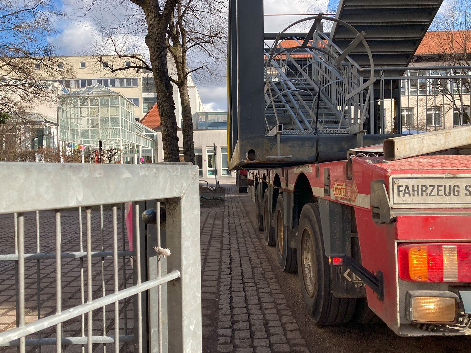 Nicht nur die Krangestellung, auch die Transporte der überbreiten Treppenmodule erfordern viel Geschick und starke Nerven von LKW-Fahrern und Einweisern. Im Rahmen der Streckenerkundung hatte der technische Außendienst von BKL bereits Baumschneidearbeiten entlang der Zufahrt über etwa 120 Meter Länge veranlasst, um in den Weg hineinhängende Äste fachgerecht zu entfernen.
