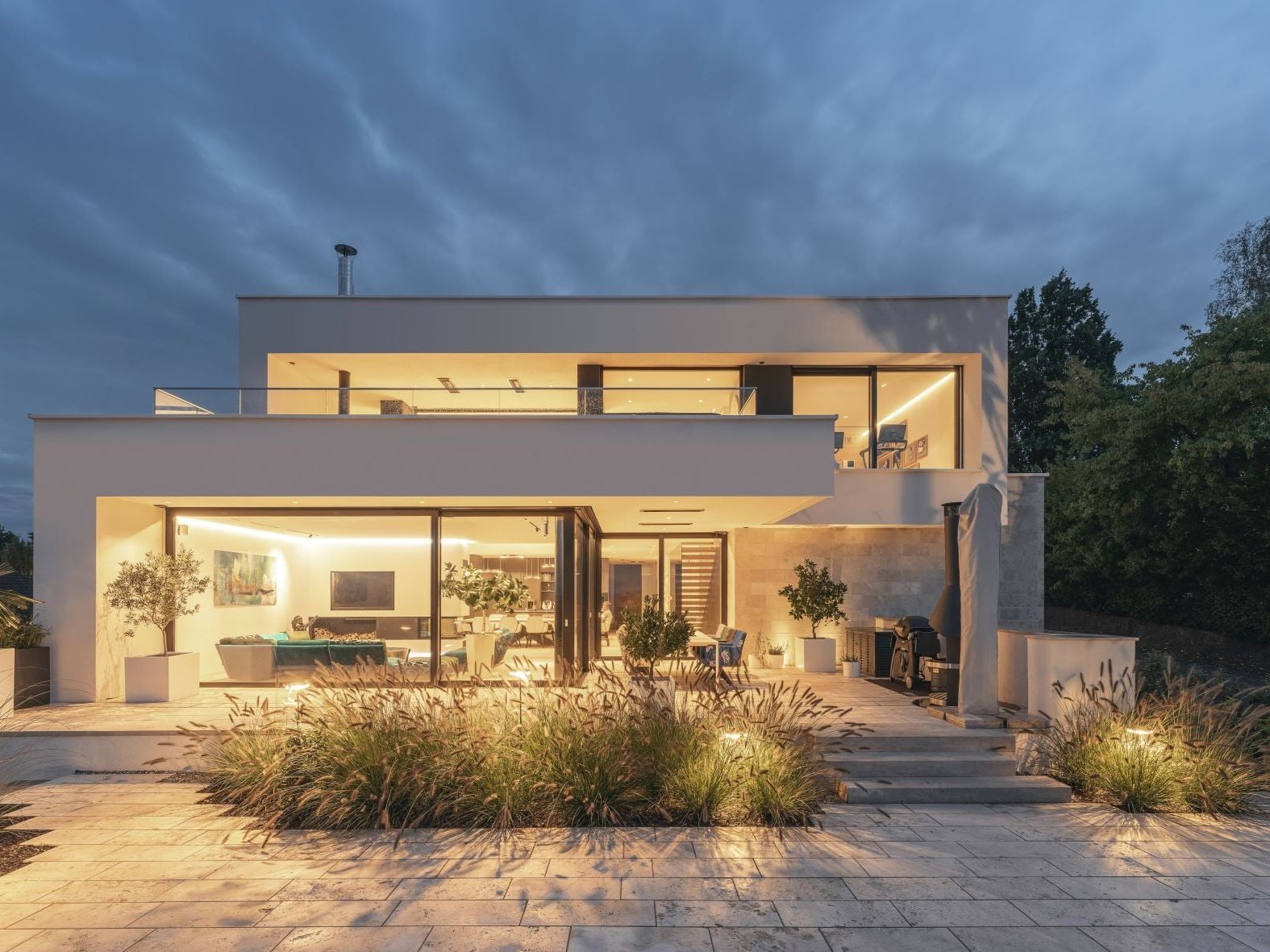 Wohnhaus mit repräsentativer Natursteinschale