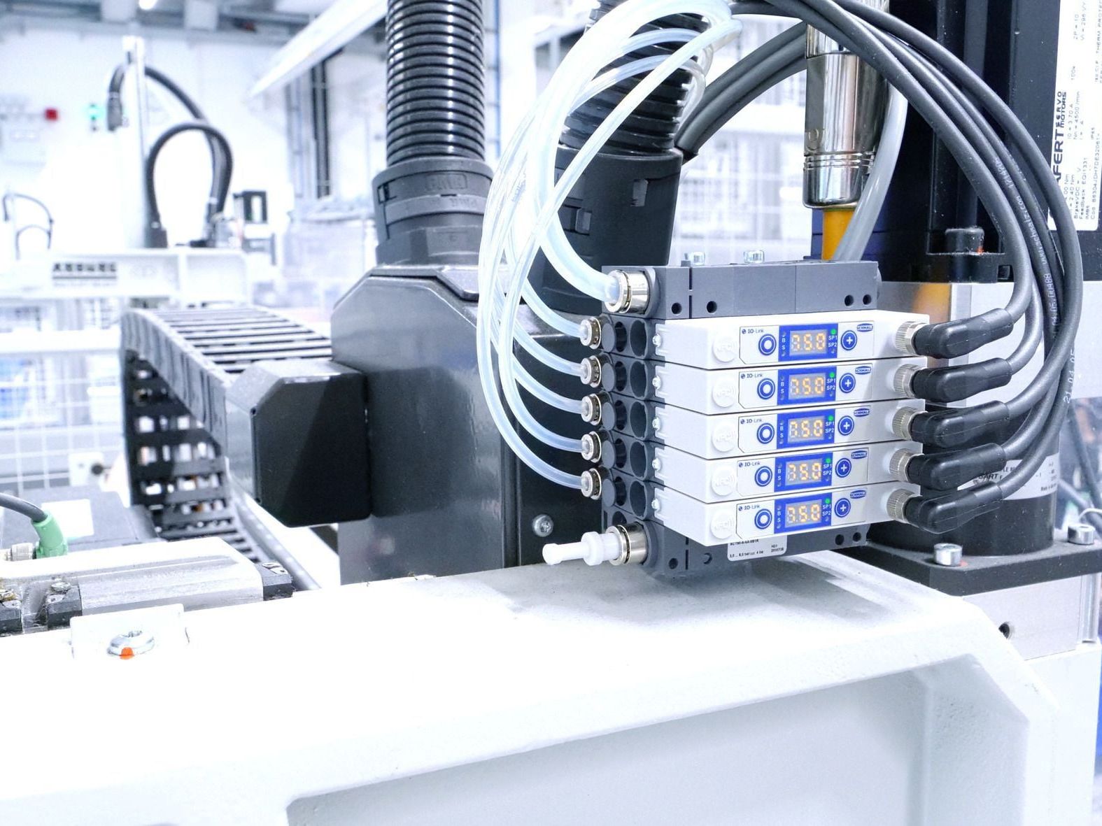 Grippers and vacuum generators with many possibilities: Support with the handling of goods Grippers and vacuum generators with many possibilities: Support with the handling of goods