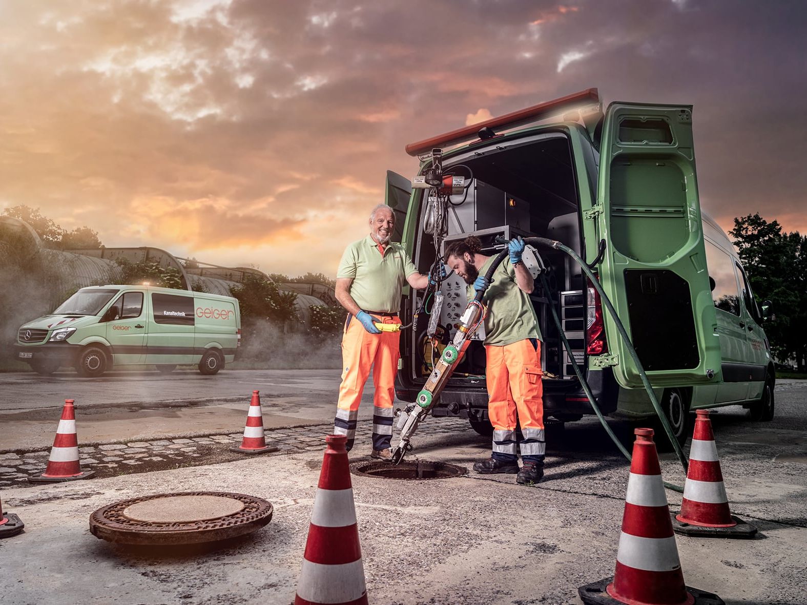 30 Jahre Erfahrung in der Kanalsanierung: Geiger feiert erfolgreiche Geschäftsentwicklung Arbeiter arbeiten vor ihrem grünen Transporter an einem offenen Gullideckel