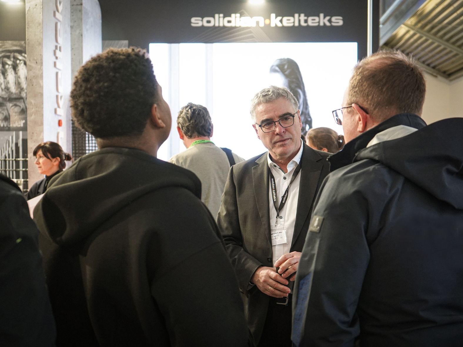 Auf dem solidian Messestand wurde über unterschiedliche nichtmetallische Bewehrungsprodukte gefachsimpelt.