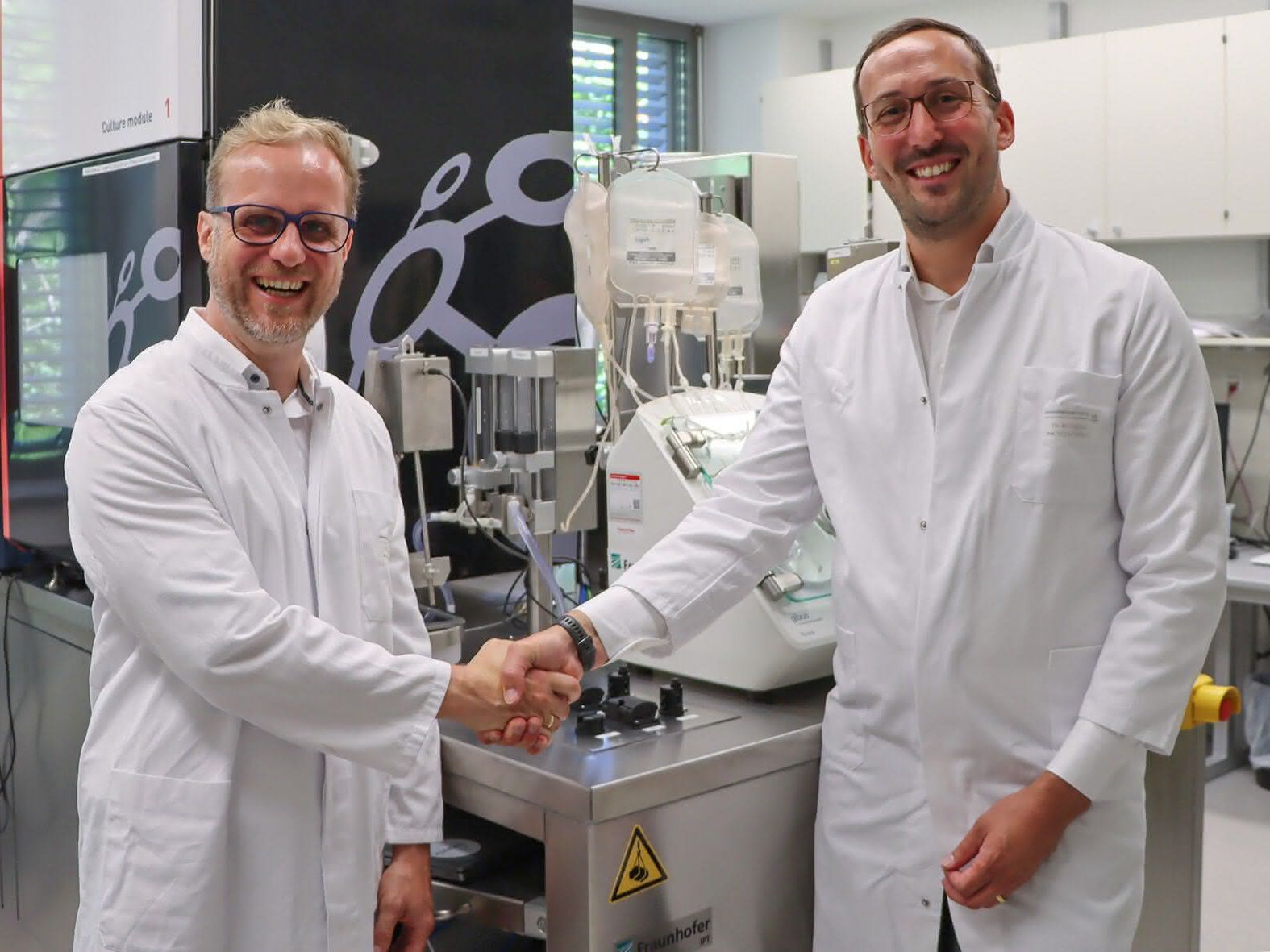 Laborplattform zur automatisierten Produktion von Immunzellen Von links nach rechts: Prof. Dr. Michael Hudecek und Dr. Bastian Nießing