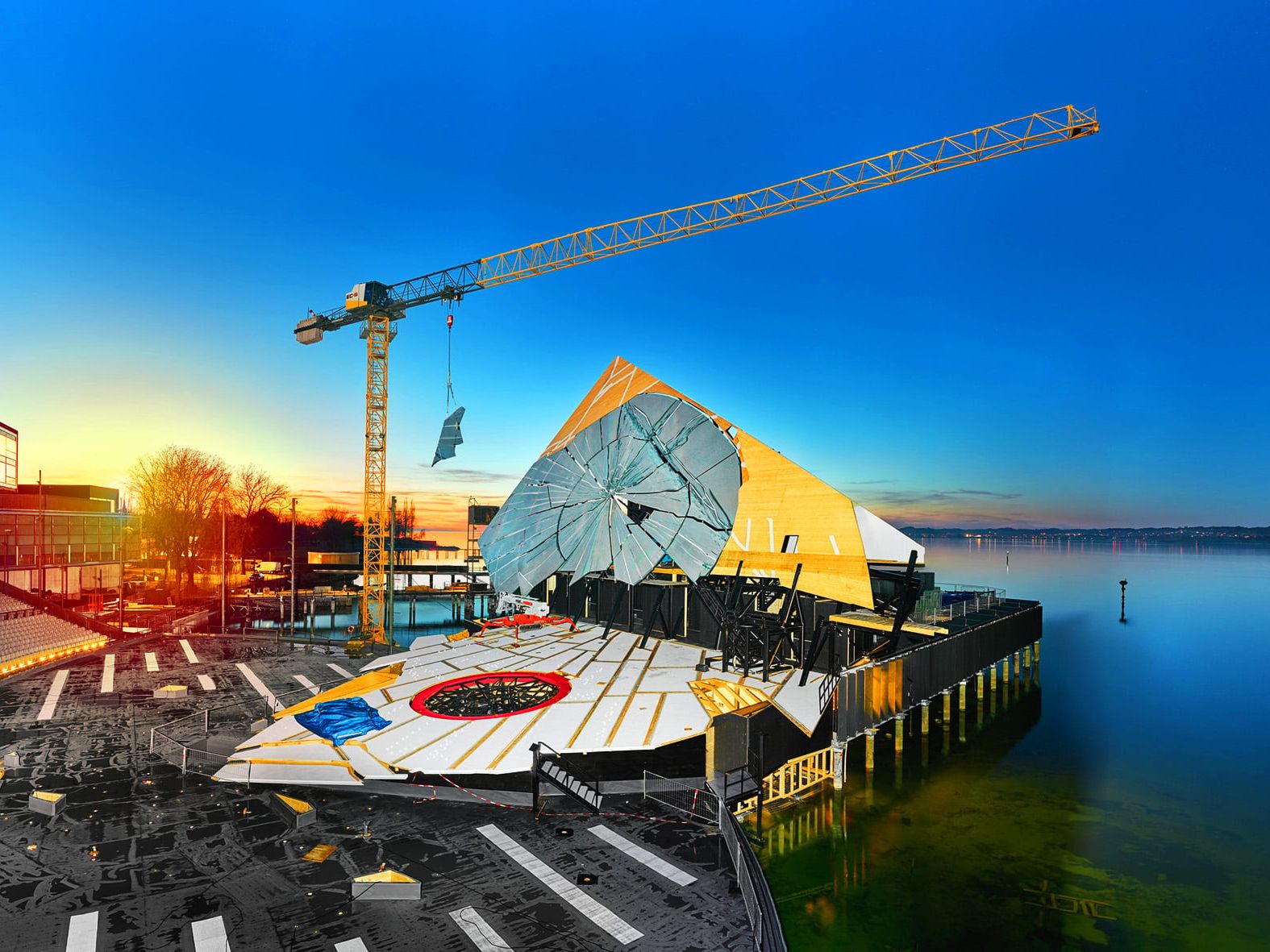 Beim Setzen der Stahlkonstruktion und beim Heben der Bauteile ist ein Liebherr 150 EC-B 8 Litronic zum Einsatz gekommen.
