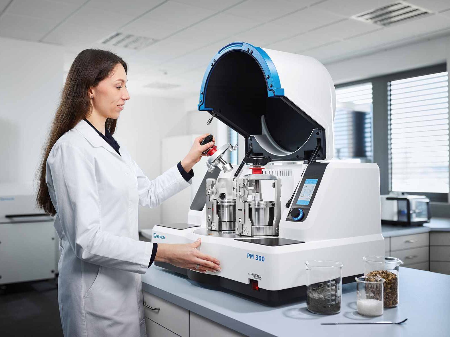 Probenvermahlung: Planeten-Kugelmühle nimmt vier Mahlbecher auf