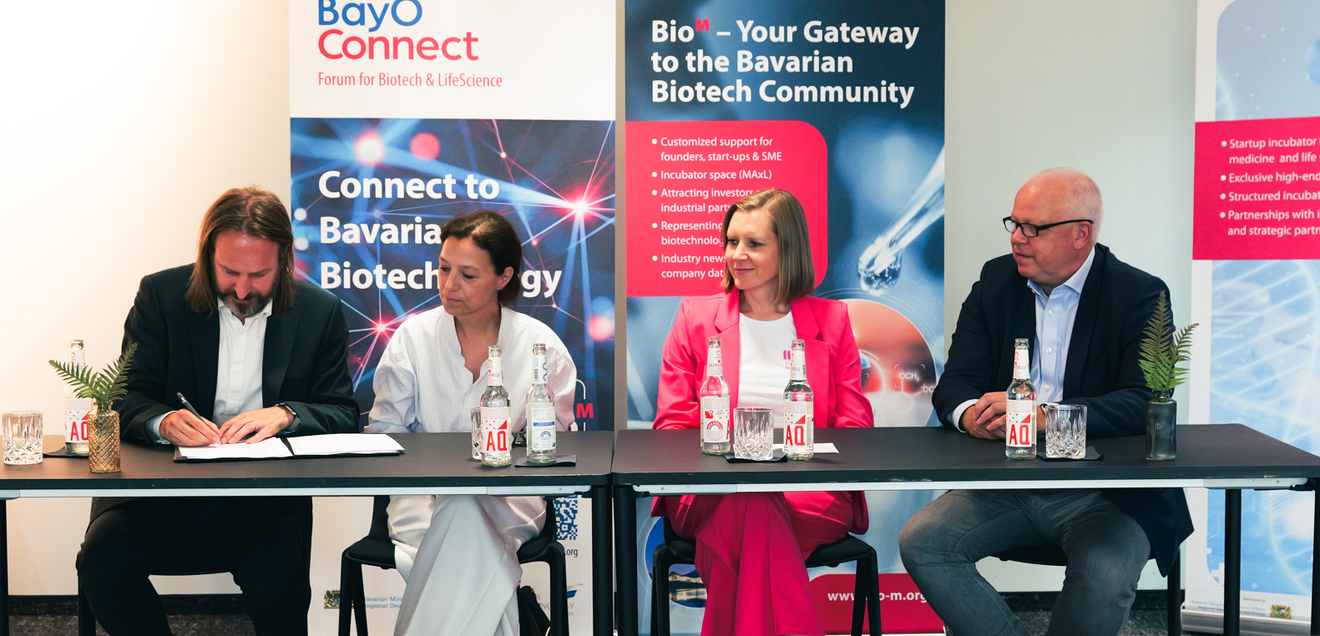 Von links: Dr. Philipp Baaske, Vizepräsident für Entrepreneurship der Ludwig-Maximilians-Universität München, Natascha Zeljko, Director Entrepreneurship Ecosystem der Ludwig-Maximilians-Universität München, Ellen Goel, Geschäftsführerin der Life Science Factory, und Dr. Sven Wagner, Head of Business Development Sartorius und Managing Director der Life Science Factory, beim Pressegespräch „Cooperation Creates Impact – EU Biotech Act in Practice“ im Rahmen der BayOConnect in München. Von links: Dr. Philipp Baaske, Vizepräsident für Entrepreneurship der Ludwig-Maximilians-Universität München, Natascha Zeljko, Director Entrepreneurship Ecosystem der Ludwig-Maximilians-Universität München, Ellen Goel, Geschäftsführerin der Life Science Factory, und Dr. Sven Wagner, Head of Business Development Sartorius und Managing Director der Life Science Factory, beim Pressegespräch „Cooperation Creates Impact – EU Biotech Act in Practice“ im Rahmen der BayOConnect in München.
