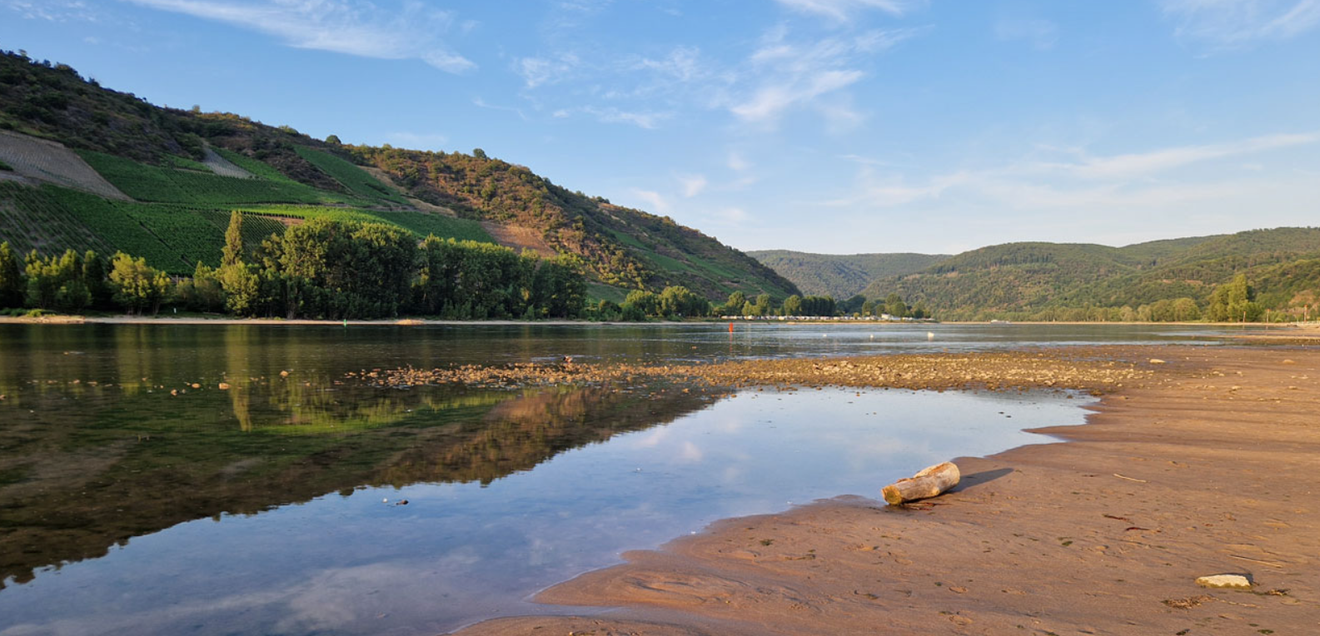 Wenn das Wasser knapp wird: Niedrigwasser-Informationssystem liefert erstmals bundesweites Lagebild Der Rhein bei Niedrigwasser im oberen Mittelrheintal bei Boppard.