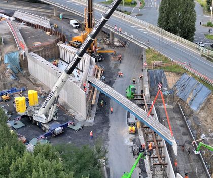 Echterhoff baut Brücke in Rekordzeit Echterhoff baut Brücke in Rekordzeit