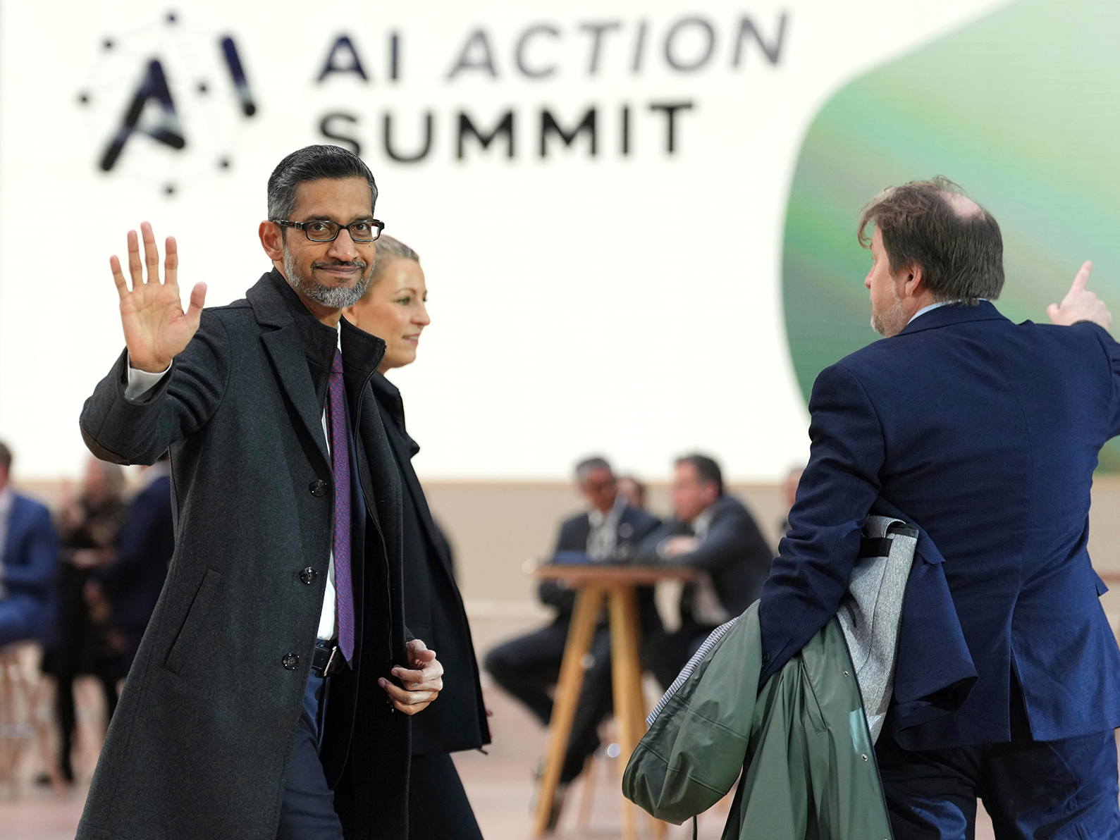 Google-CEO Sundar Pichai trifft während des Artificial Intelligence Action Summit in Paris im Grand Palais ein. Google-CEO Sundar Pichai trifft während des Artificial Intelligence Action Summit in Paris im Grand Palais ein.