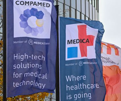 Foto der Flaggen der Messen Medica und Compamed