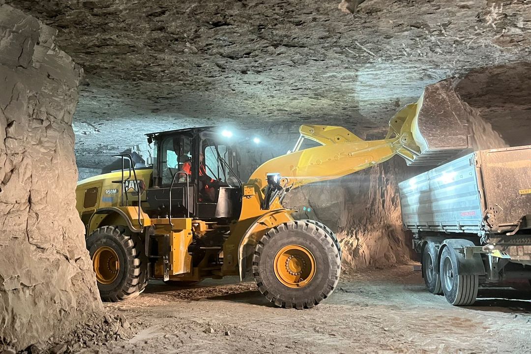 Radlader 950M unterstützt Knauf Gips beim Abbau von Anhydrit Radlader 950M unterstützt Knauf Gips beim Abbau von Anhydrit