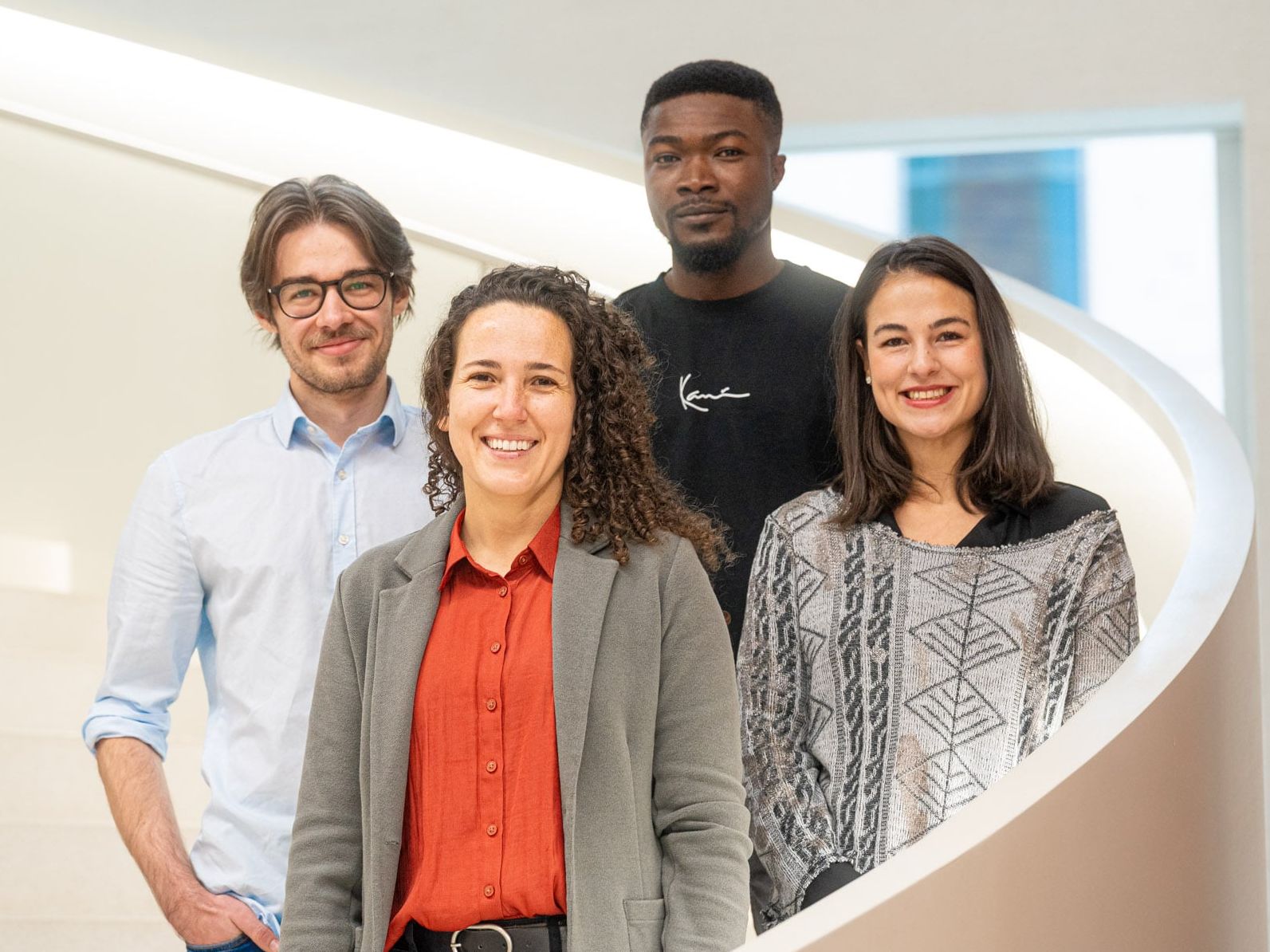Nanofasern aus Obst und Verpackungen aus Kartoffeln: BioWin entwickelt Materialien aus Reststoffen Mitgieder der Nachwuchsforschungsgruppe: Gruppenleitung: Dr. Vanessa Castro (Mitte) und Doktorandinnen und Doktoranden: Anthony Gerhardt, Emmanuel Udekwe Nwanegbo, Una Smailbegovic.