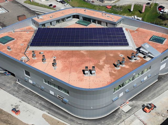 Zukunftsweisende PVT-Technologie: Nachhaltiger Mauerwerksbau mit soblue-Kollektoren Solarmodule von soblue auf der Carrosserie Pfister in Herisau