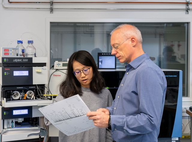 Prof. Dr. Bernhard Küster und eine Forscherin vor einem Massenspektrometer Prof. Dr. Bernhard Küster und eine Forscherin vor einem Massenspektrometer