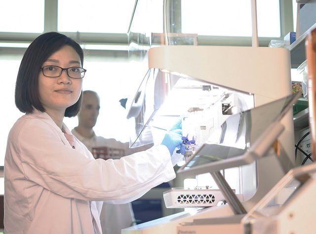 Hornhaut aus dem 3D-Drucker: Transparentes, selbstklebendes Implantat für die Augen Empa-Forscherin Hien Le arbeitet an einer künstlichen Hornhaut aus Hydrogel für Menschen mit Sehbeeinträchtigung.