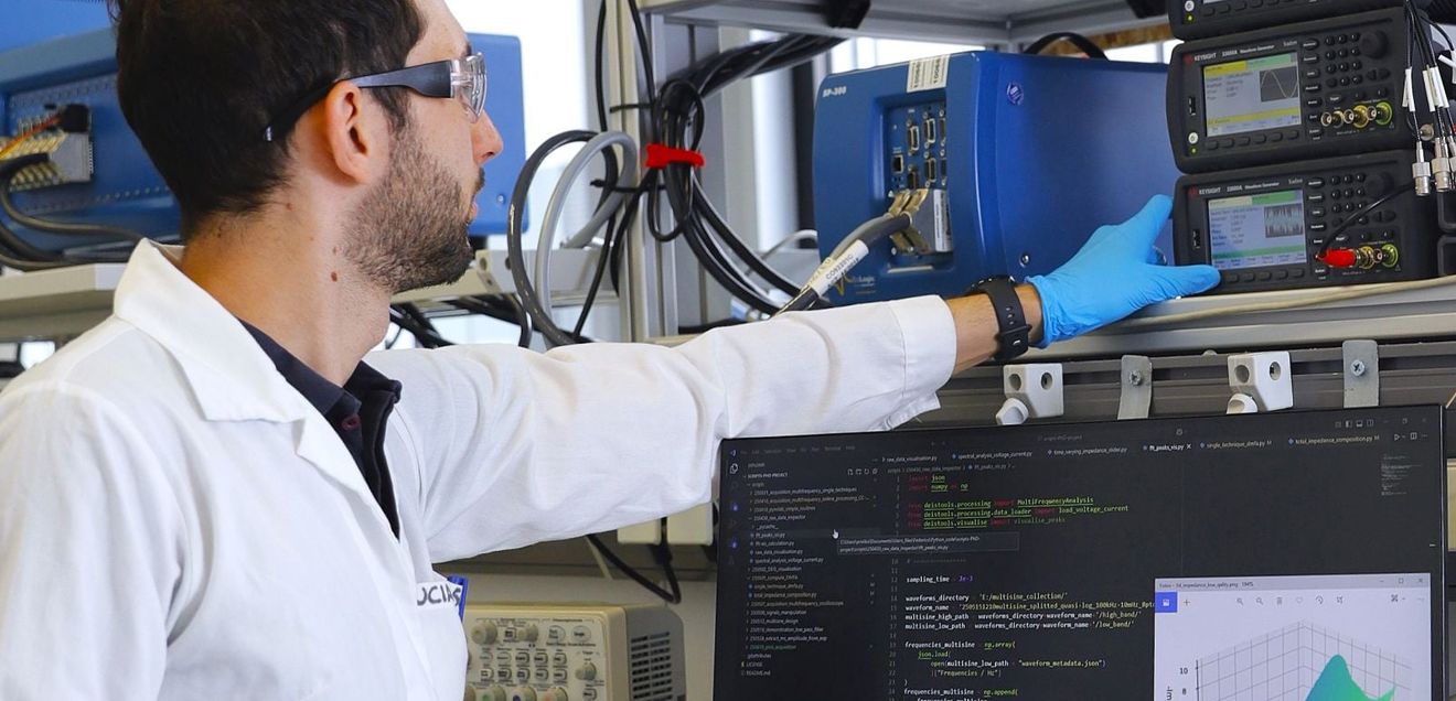 Echtzeit-Messverfahren verlängert Lebensdauer und erhöht Sicherheit von Batterien Laboraufbau zur computergestützten Echtzeit-Impedanzmessung an einer Lithium-Ionen-Batteriezelle zur Analyse des Zustands