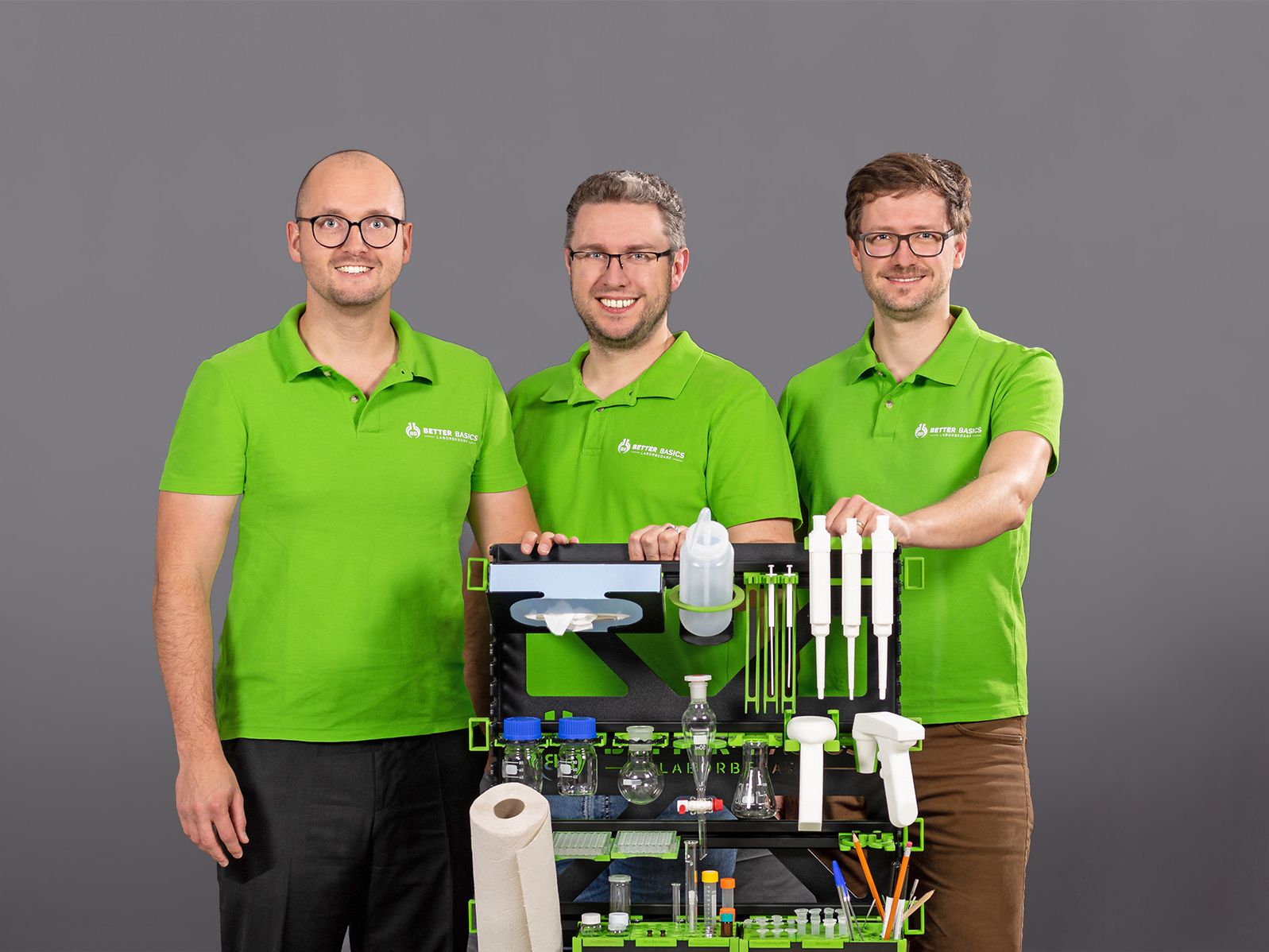 Chromatographie-Labor mit System: Knauer Wissenschaftliche Geräte investiert in Better Basics Laborbedarf Mario Schneider, Marcus Heinze, und Sebastian Stein und Ordnungssystem SmartRack