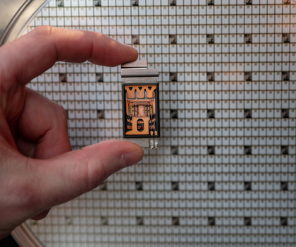 Ein Leistungsmodul eines Energiewandlers vor einen sogenannten SiC-Wafer. Ein Leistungsmodul eines Energiewandlers vor einen sogenannten SiC-Wafer.
