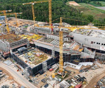 Doka auf der Mega-Baustelle Fair Doka auf der Mega-Baustelle Fair