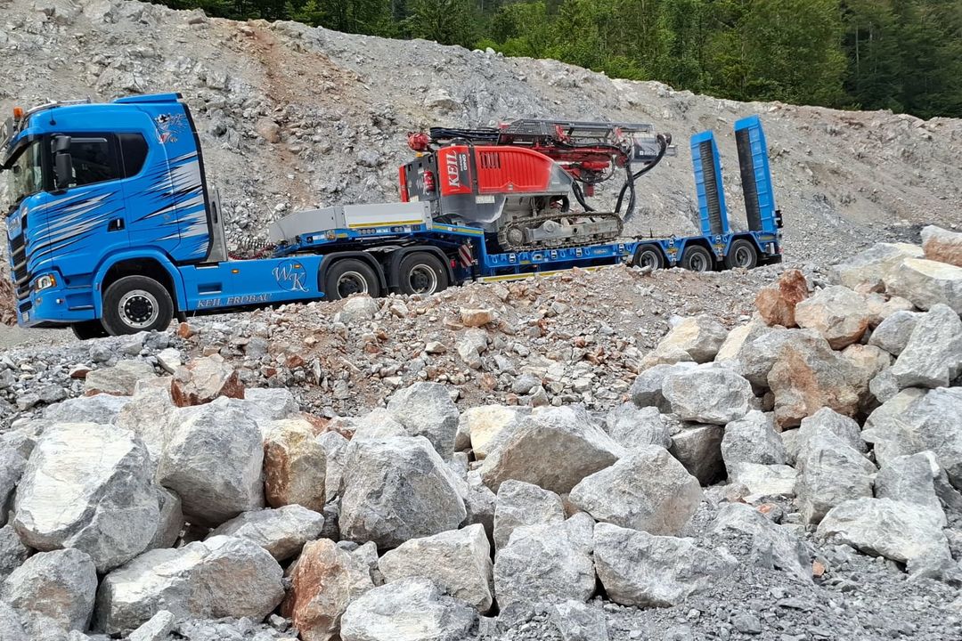 Effizienter Transport im Hochgebirge mit Goldhofer Tiefladeanhänger Effizienter Transport im Hochgebirge mit Goldhofer Tiefladeanhänger