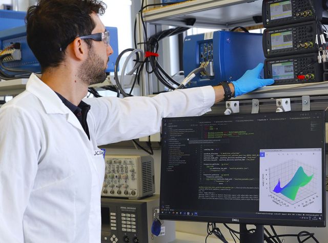 Echtzeit-Messverfahren verlängert Lebensdauer und erhöht Sicherheit von Batterien Laboraufbau zur computergestützten Echtzeit-Impedanzmessung an einer Lithium-Ionen-Batteriezelle zur Analyse des Zustands