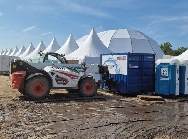 Auf dem Sea You Festival wird der Bobcat T40.180SLP für Transporttätigkeiten eingesetzt