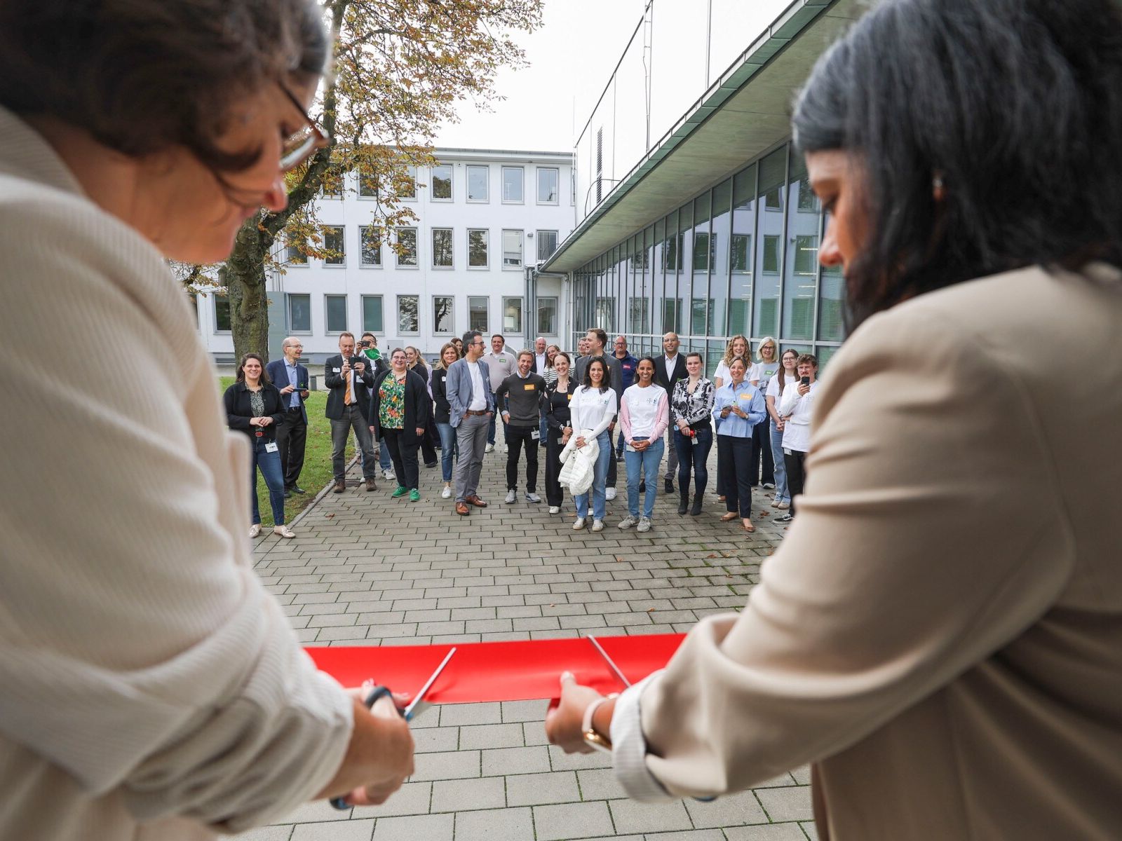 Die Bayer- Mitarbeiterinnen Chloe Picot und Aude Barroso durchtrennen ein Band, um die Eröffnung eines neuen Labors am Standort des Unternehmens in Darmstadt zu feiern. Die Bayer- Mitarbeiterinnen Chloe Picot und Aude Barroso durchtrennen ein Band, um die Eröffnung eines neuen Labors am Standort des Unternehmens in Darmstadt zu feiern.