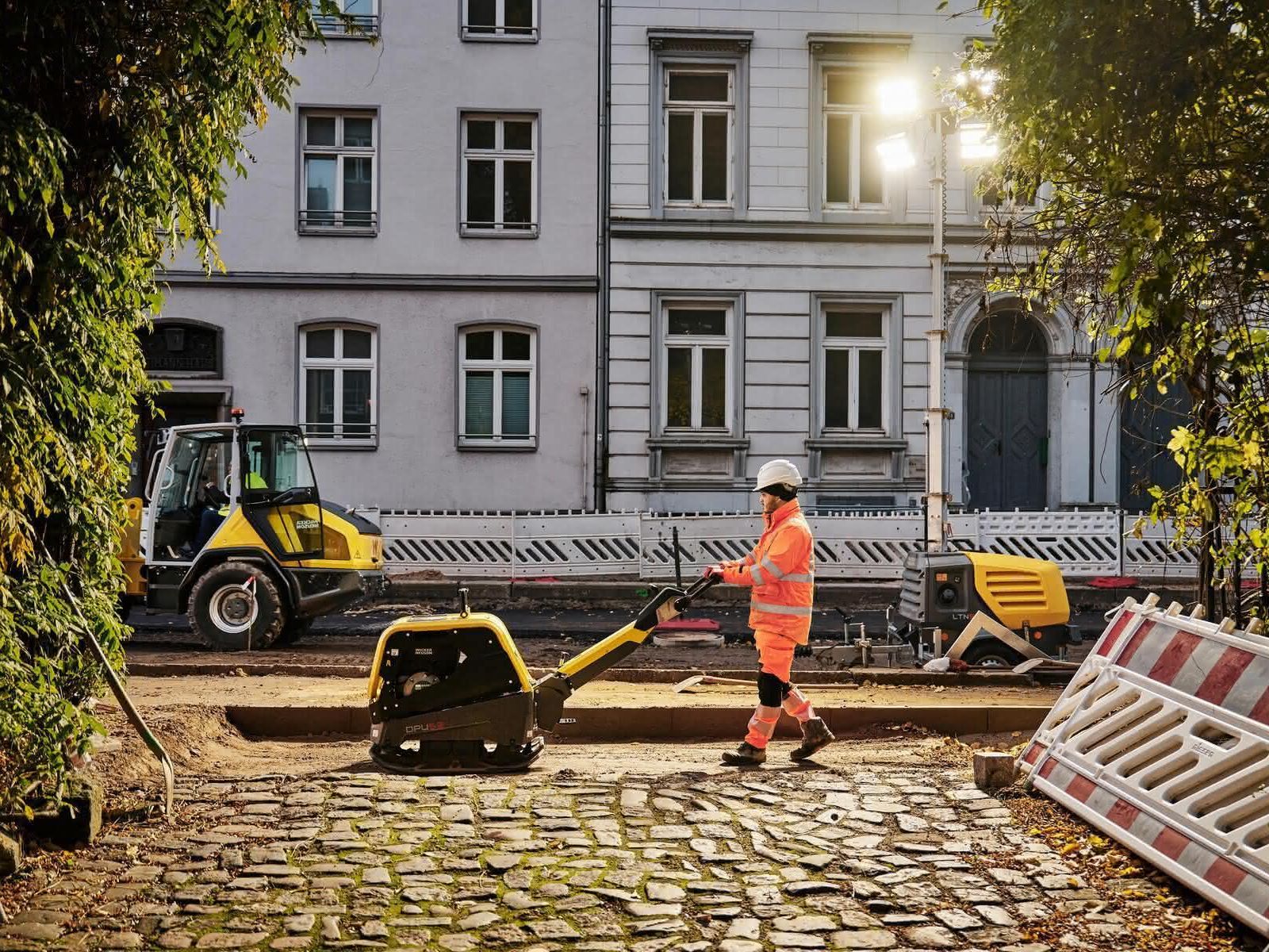 Geräte von Wacker Neuson auf einer urbanen Baustelle