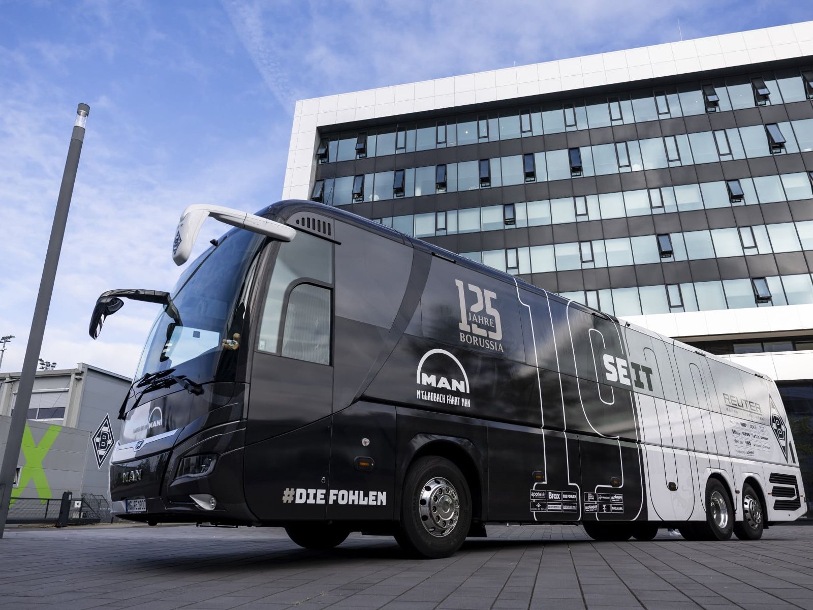 Borussia Mönchengladbach und MAN Truck & Bus setzen ihre langjährige Zusammenarbeit bis 2028 fort. Der Bundesligist setzt auf den MAN Lion’s Coach als Mannschaftsbus.