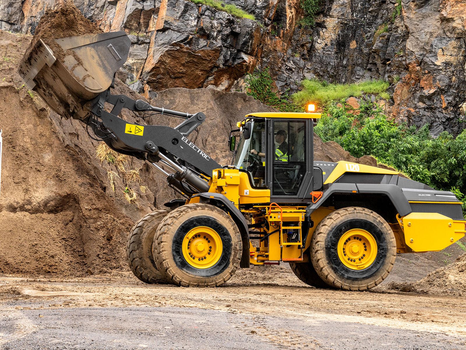 Im Demo-Areal demonstriert Volvo CE die Leistungsfähigkeit des L350H, des größten Radladers im Portfolio, in Kombination mit dem A50.