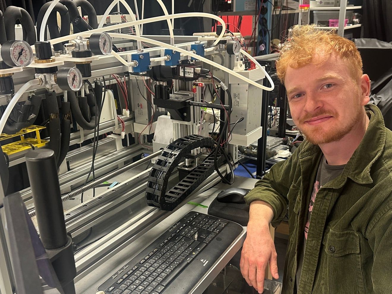 Philipp Schwintek im Labor neben einem Fluoreszenzmikroskop Philipp Schwintek im Labor neben einem Fluoreszenzmikroskop