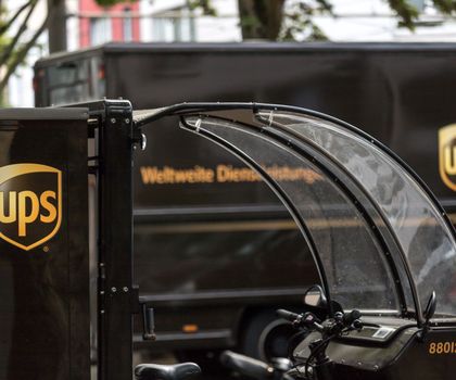 Composites schützen Pakete und Fahrzeuge: Effiziente Last-Mile-Logistik dank GFK Composites schützen Pakete und Fahrzeuge: Effiziente Last-Mile-Logistik dank GFK