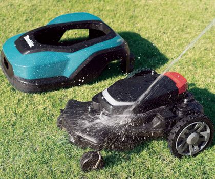 Makita präsentiert ersten Mähroboter