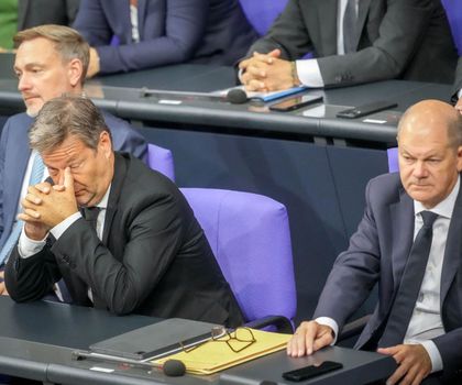 Christian Lindner (l-r, FDP), Bundesminister der Finanzen, Robert Habeck (Bündnis 90/Die Grünen), Bundesminister für Wirtschaft und Klimaschutz, und Bundeskanzler Olaf Scholz (SPD) nehmen an der Sitzung des Bundestags teil. Christian Lindner (l-r, FDP), Bundesminister der Finanzen, Robert Habeck (Bündnis 90/Die Grünen), Bundesminister für Wirtschaft und Klimaschutz, und Bundeskanzler Olaf Scholz (SPD) nehmen an der Sitzung des Bundestags teil.