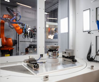 Die Entgratzelle ist eine Demo der Heitec-Bereiche Automatisierung und Maschinenbau. Die Entgratzelle ist eine Demo der Heitec-Bereiche Automatisierung und Maschinenbau.